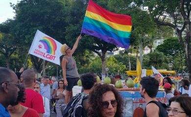 Manifestantes levantam bandeiras do movimento LGBT