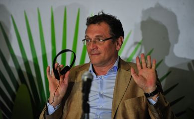 Brasilia - O Ministro do Esporte, Aldo Rebelo, o Secretário-geral da FIFA, Jerôme Valcke e o Governador do DF, Agnelo Queiroz, visitam  o estádio Mane Garrincha l(Marcelo Camargo/Agência Brasil)