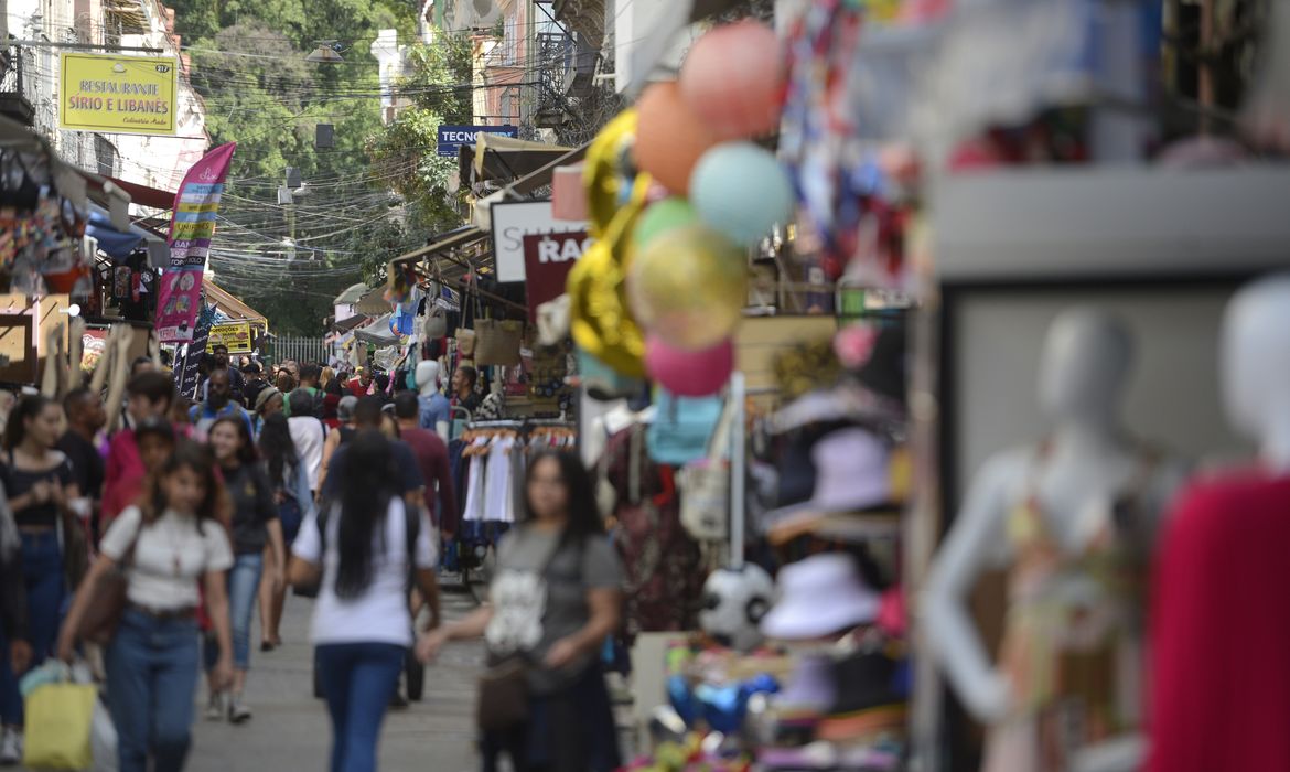 Pedestres nas ruas na tradicional área de compras do Saara, no centro do Rio de Janeiro