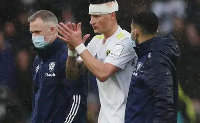 Robin Koch, do Leeds United, é substituído após se lesionar durante partida contra o Manchester United pelo Campeonato Inglês