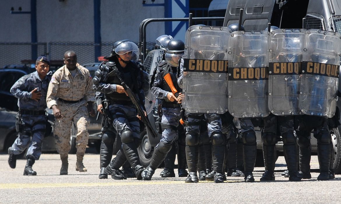 Rio de Janeiro - Policiais haitianos vem ao Rio conhecer programa das UPPs e assitem demonstração tática da tropa de choque(Tomaz Silva/Agência Brasil)