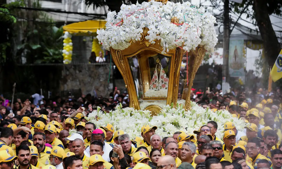 Pilgrims hold an image of the saint trough the streets during the annual Cirio de Nazare procession, one of Country’s largest religious festivals honoring Our Lady of Nazareth in Belem, Para state, Brazil October 12, 2025. REUTERS/Anderson Coelho