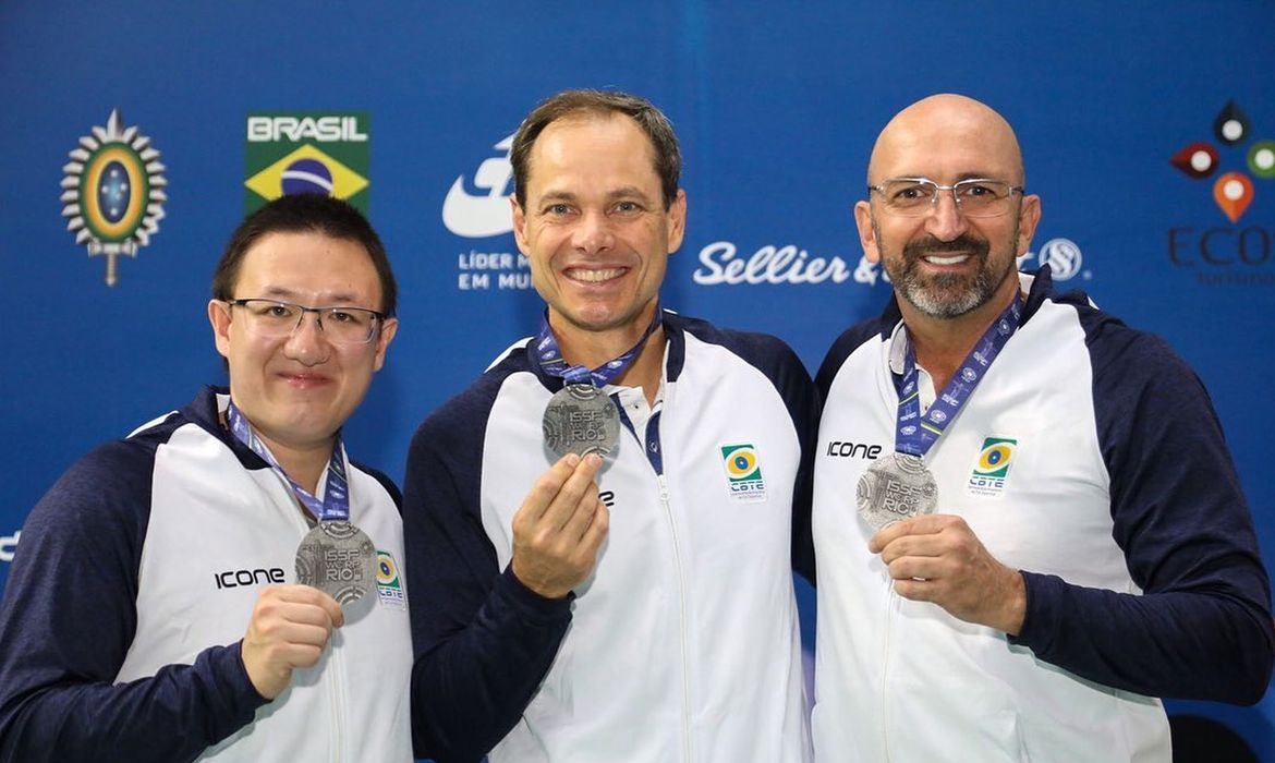 Emerson Duarte, Felipe Wu e Vladimir Silveira conquistam prata na  Pistola de Tiro Rápido 25m, na Copa do Mundo de Tiro Esportivo - Deodoro