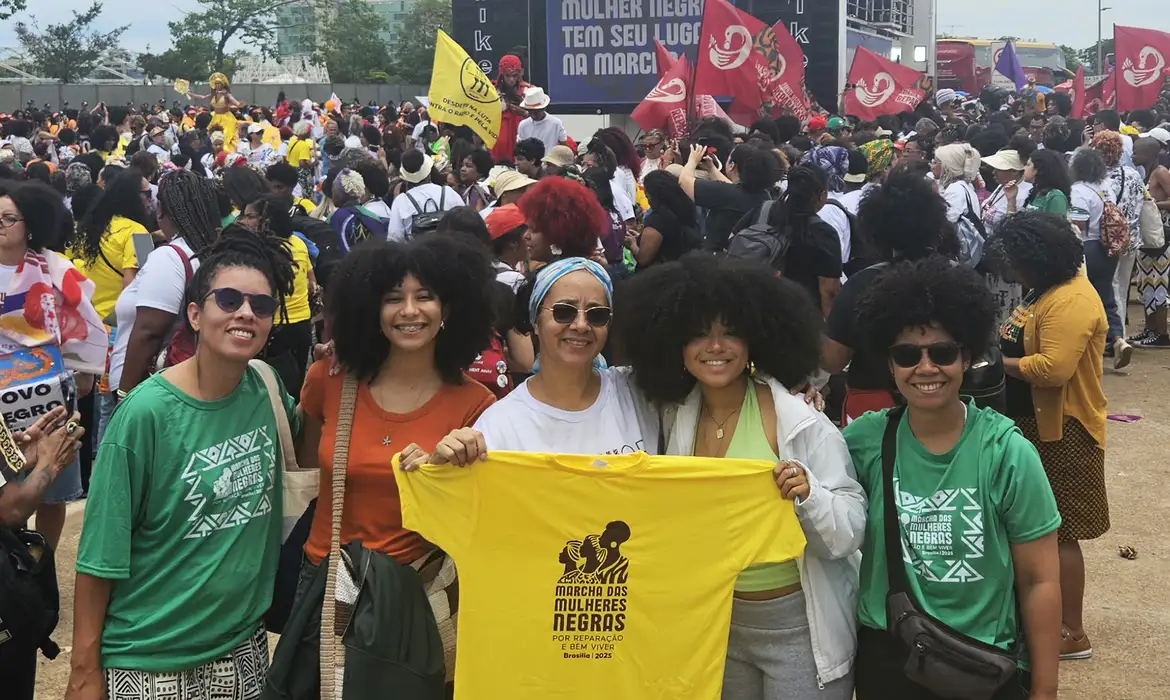 Brasília (DF), 25/11/2025 – Cineasta Flora Egécia, Francyelle Souza Lima, Dione Oliveira Moura (mãe da Flora), Daniele Felix e Lourdes Quintero na Marcha de Mulheres Negras 2025. Foto: Flora Egécia/Arquivo Pessoal