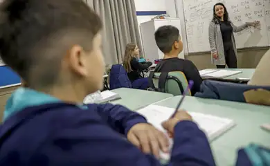 Canoas (RS), 21/06/2024 - A professora Suelem Furlanetto dentro de sala de aula na Escola Municipal Rio Grande do Sul, após enchente que atingiu toda a escola. Foto: Bruno Peres/Agência Brasil