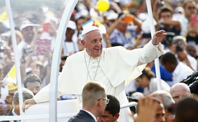 Papa Francisco chega de papamóvel para celebrar missa na histórica Praça da Revolução (Agência Lusa/Direitos Reservados)