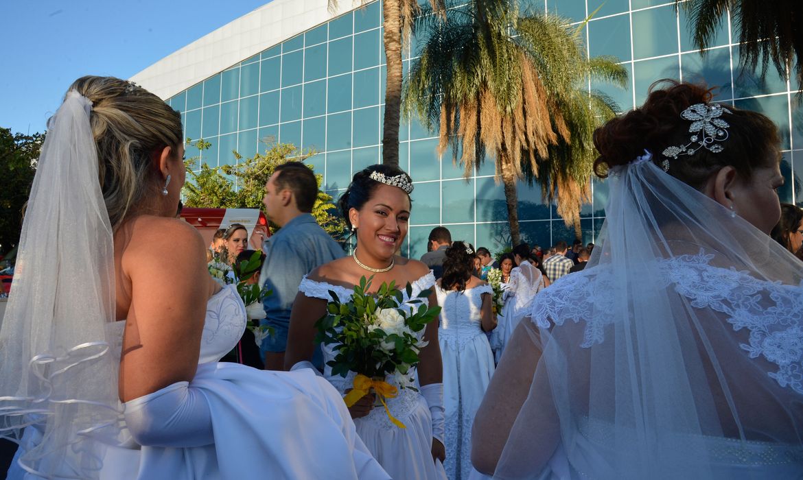 Casamento comunitário reúne 81 casais no Centro de Convenções de Brasília (Wilson Dias/Agência Brasil)