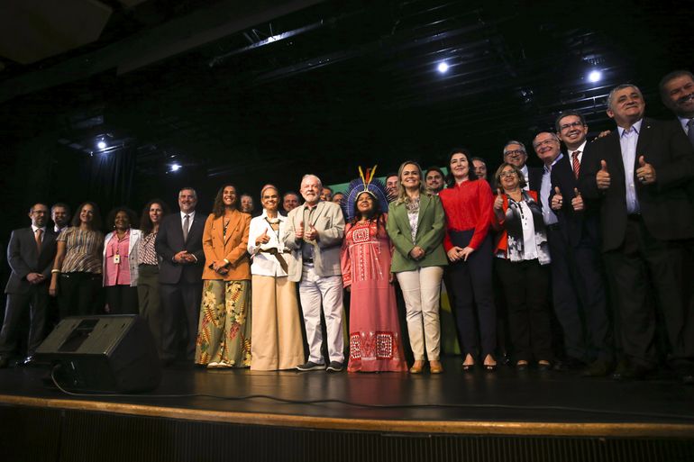 O presidente eleito Luiz Inácio Lula da Silva anunciou hoje (29), em Brasília, os últimos 16 nomes que completam o gabinete ministerial do novo governo. No total, o terceiro mandato do petista contará com 37 ministérios.