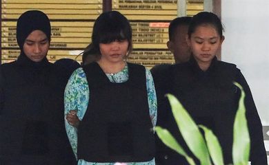 A vietnamita Doan Thi Huong, acusada do assassinato de Kim Jong-Nam, é escoltada pela poíícia malaia até o tribunal