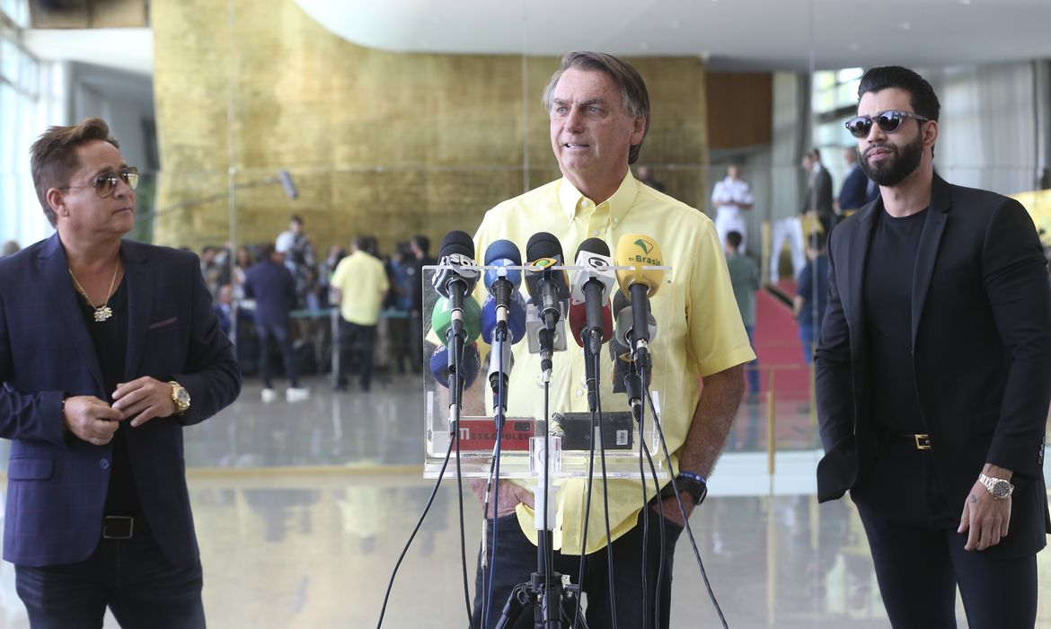 O candidato à reeleição pelo PL, Jair Bolsonaro, recebe no Palácio da Alvorada, os cantores sertanejos Leonardo e Gusttavo Lima