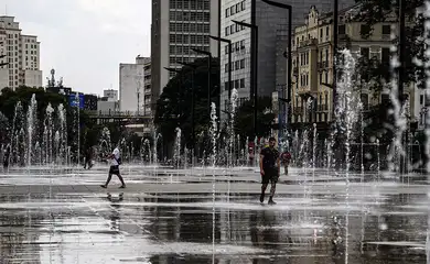 São Paulo (SP), 09.11.2023 - Com as altas temperaturas,  populares se refrescam nas fontes do Vale do Anhangabau. Foto: Paulo Pinto/Agência Brasil