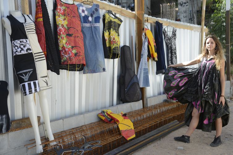 Rio de Janeiro - Alunos do projeto Ecomoda produzem peças de vestuário a partir do reaproveitamento de resíduos sólidos na comunidade da Rocinha, zona sul da capital fluminense (Tomaz Silva/Agência Brasil)