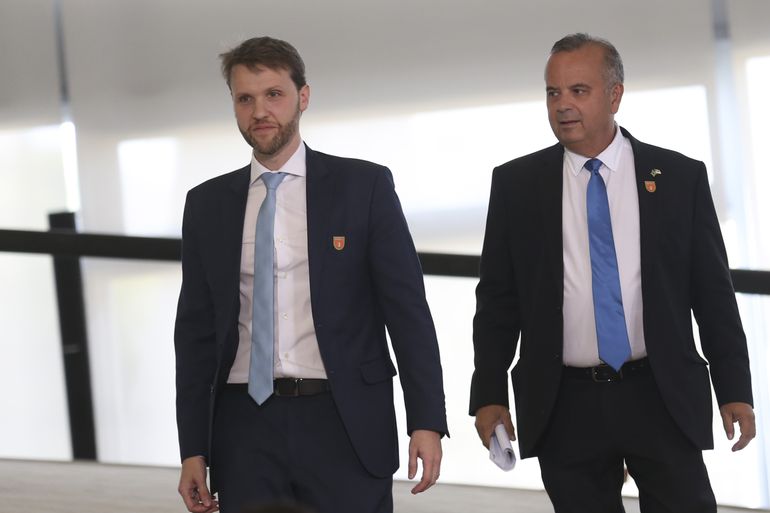 O novo ministro do Desenvolvimento Regional, Daniel de Oliveira Duarte Ferreira,  e o ex- ministro Rogério Marinho,participam da cerimônia de despedida dos ministros de Estado que deixarão o governo para disputar as eleições deste ano.