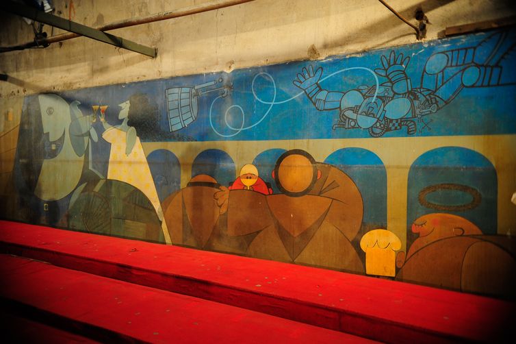 O mural gigante Última Ceia, pintado em 1967 por Ziraldo, que estava encoberto na antiga casa de show Canecão, será restaurado pela UFRJ e aberto à visitação pública a partir de abril (Fernando Frazão/Agência Brasil)