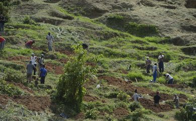 Cemitério Municipal de Petrópolis abre novas covas para enterro das vítimas das chuvas