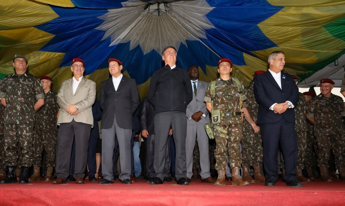 O presidente da República, Jair Bolsonaro, participa de cerimônia de formatura do 76º Aniversário da Brigada de Infantaria Pára-quedista.