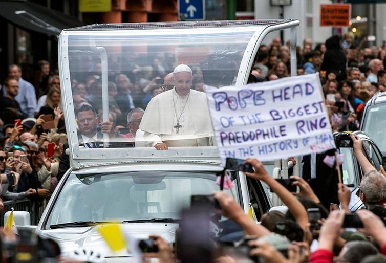 Papa Francisco enfrenta protestos de vítimas de pedofilia em viagem à Irlanda