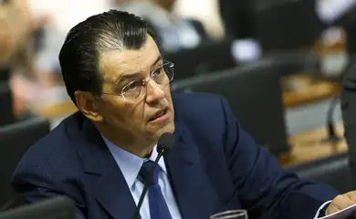  O relator da indicação de Augusto Aras para o cargo de Procurador-Geral da República, senador Eduardo Braga, durante sessão deliberativa na comissão de constituição e justiça do Senado. 