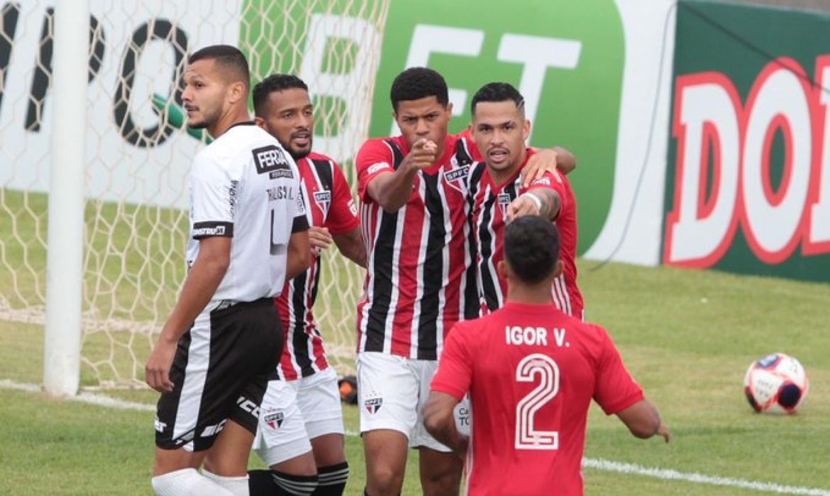 São Paulo goleia Inter de Limeira na primeira vitória com Crespo. Santos empata na Vila. São Paulo goleia Inter de Limeira na primeira vitória com Crespo. Santos empata na Vila.