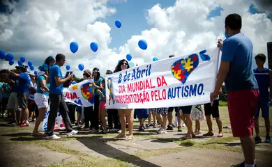 Brasília - Grupos que militam contra o preconceito e pela conscientização sobre o autismo promovem carreata pela região central de Brasília. Ao final, balões azuis foram soltos em comemoração ao Dia Mundial da Conscientização do Autismo. 
