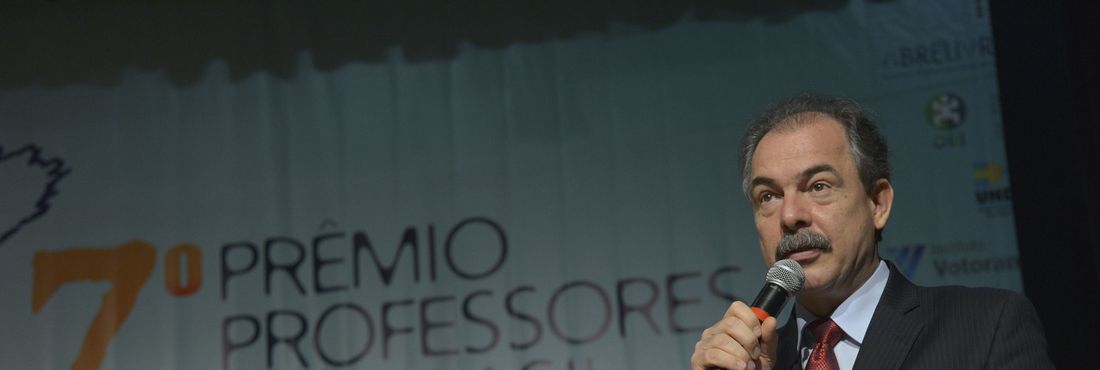 O ministro da Educação, Aloizio Mercadante, participa da entrega do 7º Prêmio Professores do Brasil
