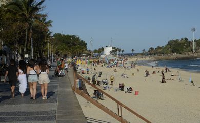 No dia mais frio do ano, cariocas e turistas vão à praia no Rio de Janeiro