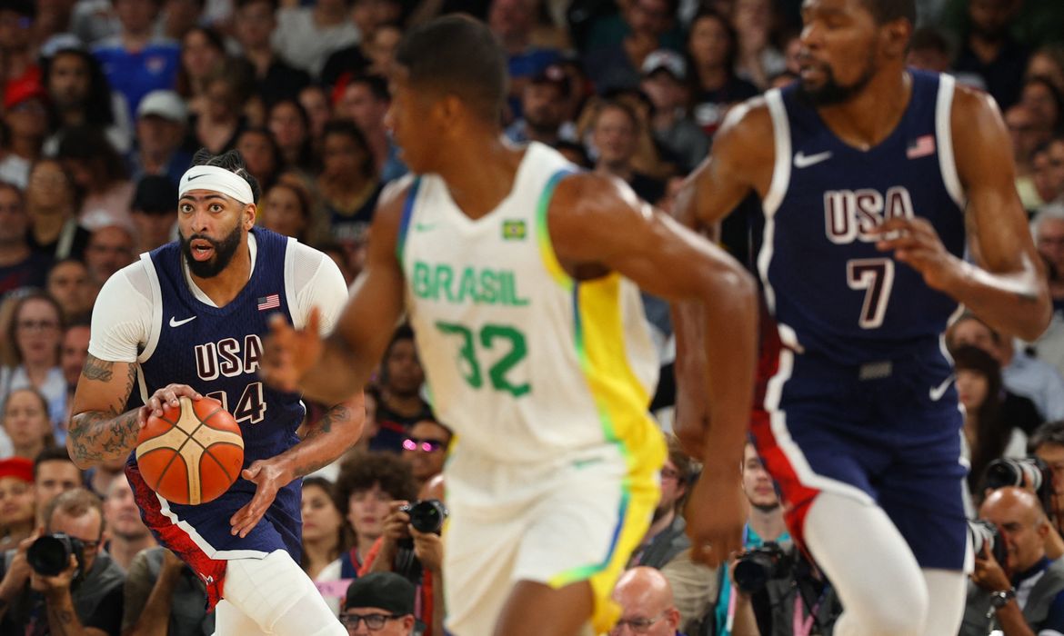 Paris 2024 Olympics - Basketball - Men's Quarterfinal - Brazil vs United States - Bercy Arena, Paris, France - August 06, 2024. Anthony Davis of United States and Kevin Durant of United States in action with Georginho de Paula of Brazil. REUTERS/Brian Snyder