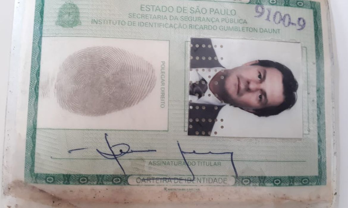  Bruno Farina, cidadão brasileiro, procurado pela Interpol.
Possui mandado de detenção internacional pelos crimes de corrupção ativa e passiva, lavagem de dinheiro; organização criminosa. Sócio comercial de DarioMesser