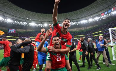 Jogadores da seleção de Marrocos comemoram classificação para as semifinais da Copa do Mundo do Catar após vitória sobre Portugal