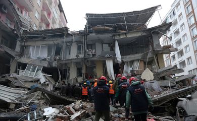 Equipes de resgate em Diyarbakir, na Turquia, após terremoto