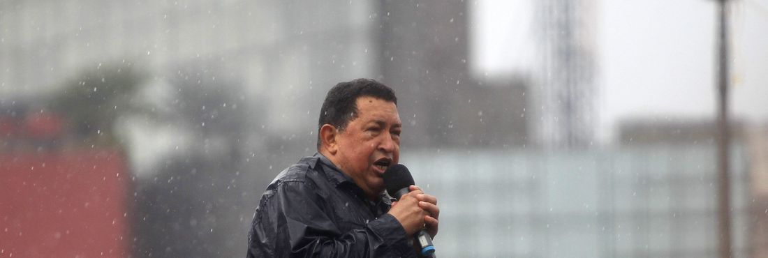 O presidente venezuelano Hugo Chávez tenta o terceiro mandato consecutivo este domingo, 7