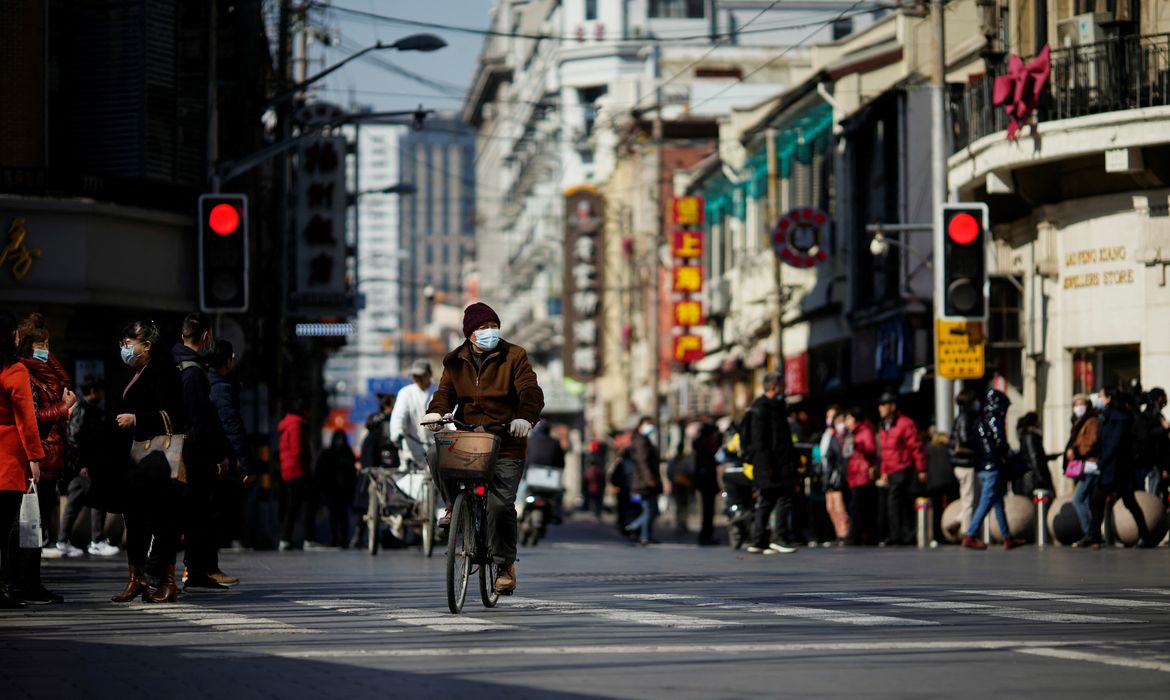 Ciclista de máscara de proteção facial em Xangai