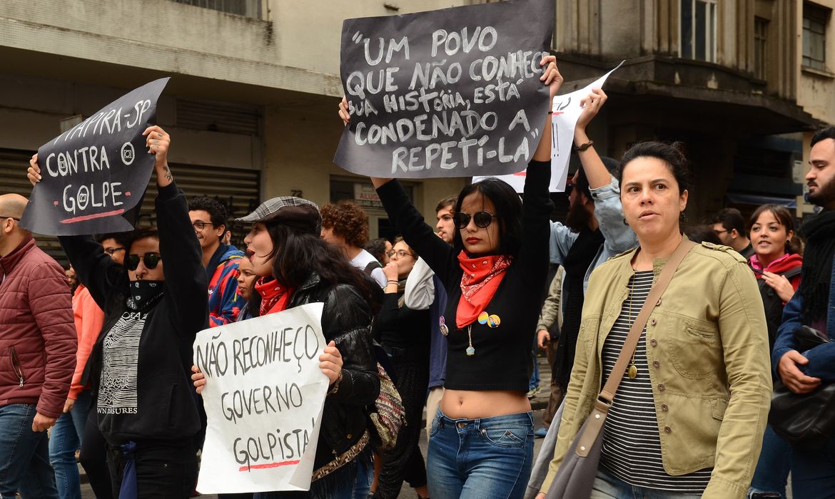 São Paulo - Manifestantes se reúnem na Praça da Sé, região central da capital paulista, para protestar contra o governo (Rovena Rosa/Agência Brasil)