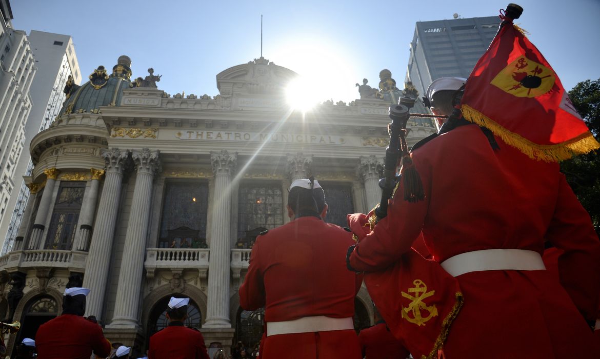 Theatro Municipal do Rio de Janeiro comemora 110 anos com apresentação da Banda dos Fuzileiros Navais e espetáculos gratruitos.