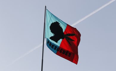 Nova bandeira do Museu de Arte do Rio, na Praça Mauá, leva imagem de mulher negra, criada pela artista Rosana Paulino.