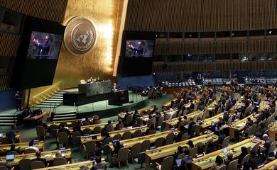 O embaixador de Israel nas Nações Unidas, Gilad Erdan, fala em uma sessão especial de emergência da Assembleia Geral das Nações Unidas sobre o conflito em curso entre Israel e o Hamas na sede da ONU em Nova York, EUA, em 26 de outubro de 2023. REUTERS/Mike Segar