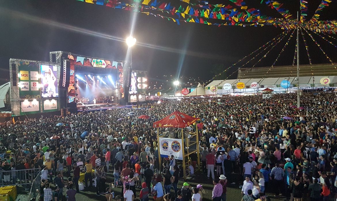 Caruaru (PE) - Milhares de pessoas participam do maior São João do Brasil que começou no sábado, no agreste de Pernambuco (Sumaia Vilela/Agência Brasil)