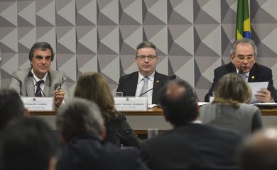 Brasília - O ex-advogado-geral da União José Eduardo Cardozo, durante sessão da Comissão Processante do Impeachment, no Senado para discutir o cronograma apresentado pelo relator Antonio Anastasia sobre a etapa do processo contra a