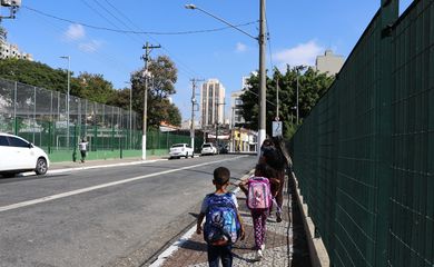 São Paulo (SP), 05/06/2024 - Crianças a caminho da escola na rua Helvétia em Campos Elísios, na região central da capital. Foto: Rovena Rosa/Agência Brasil