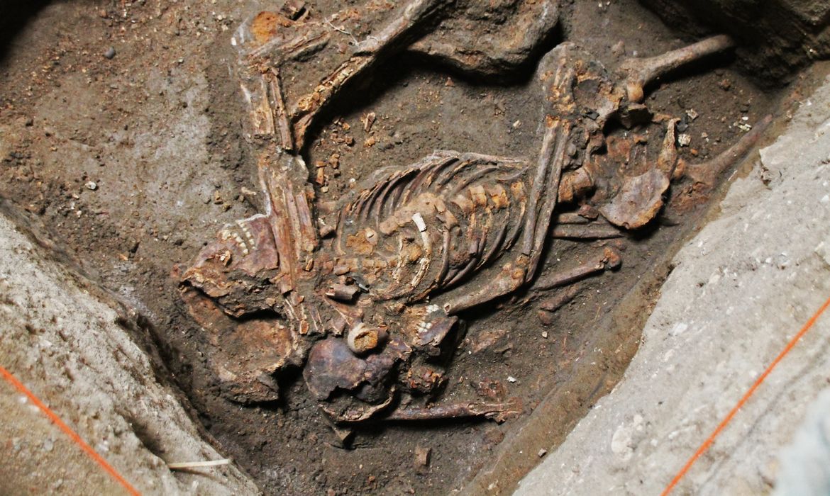 O ossada encontrada é de uma mulher e recebeu o nome de Josefina Bakhita, em homenagem à primeira santa africana da Igreja Católica. Arqueólogos estimam que ela morreu com aproximadamente 20 anos, no início do século 19