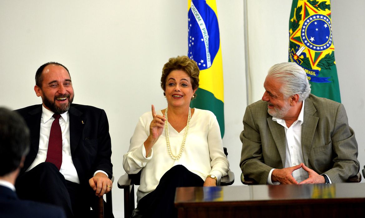 Brasília - A presidenta Dilma Rousseff e os ministros Luís Inácio Adams (AGU) e Jaques Wagner (Casa Civil) durante cerimônia de assinatura de medida provisória (MP) de acordos de leniência (Wilson Dias/Agência Brasil)