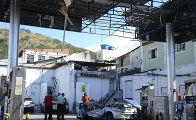 Carro explode durante abastecimento com GNV na zona norte do Rio de Janeiro
