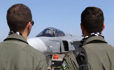 Incorporação das aeronaves F-39 Gripen, recém-chegadas ao Brasil, à Força Aérea Brasileira (FAB) durante cerimônia militar alusiva ao Dia da Aviação de Caça, na Base Aérea de Santa Cruz, zona oeste do Rio de Janeiro.