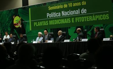Brasília - O ministro da Saúde, Ricardo Barros, abre seminário para comemorar os 10 anos da Política Nacional de Plantas Medicinais e Fitoterápicos. À esquerda João Paulo Perfeito, da ANVISA, Jaime Gomes Cardoso, da ECT, Pedro Prata,