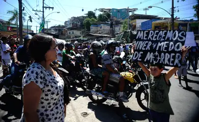 Moradores do Complexo do Alemão fazem protesto pacífico pedindo paz na comunidade e justiça pela morte do menino Eduardo de Jesus, 10 anos, atingido na quinta-feira (2) por uma bala perdida (Tomaz Silva/Agência Brasil)