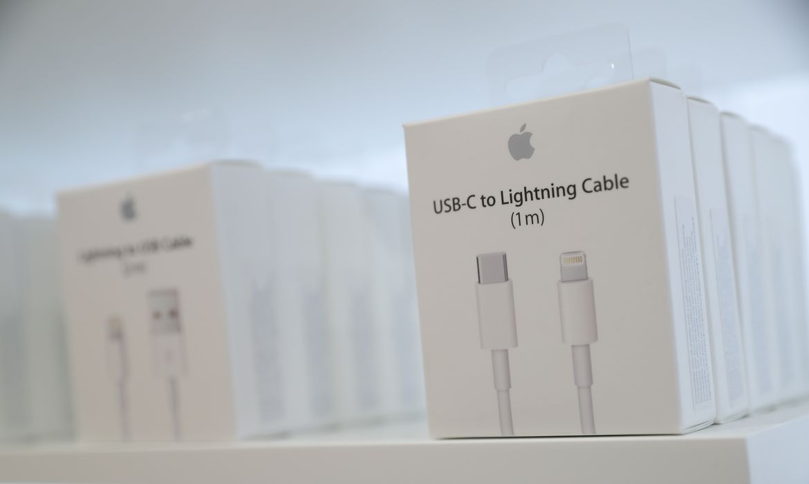 Adaptadores USB-C para cabo Lightning em loja da Apple em Chicago