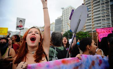 Ativistas defendem direitos das mulheres durante a Marcha das Vadias na Praia de Copacabana (Fernando Frazão/Agência Brasil)