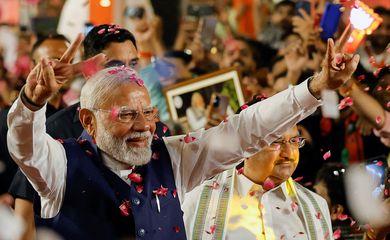 Modi acena a apoiadores em Nova Délhi
 4/6/2024   REUTERS/Adnan Abidi