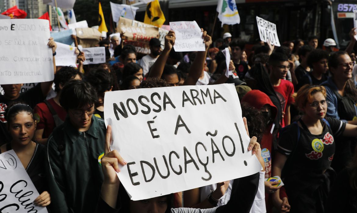 São Paulo (SP), 15/03/2023 - Estudantes secundaristas protestam pedindo a revogação do Novo Ensino Médio, na Avenida Paulista. Foto: Fernando Frazão/Agência Brasil