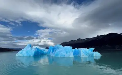Bloco de gelo derrete no Lago Argentino, no Parque Nacional Los Glaciares, próximo à cidade de El Calafate, na província patagônica de Santa Cruz, Argentina
22/04/2025
REUTERS/Bernat Parera